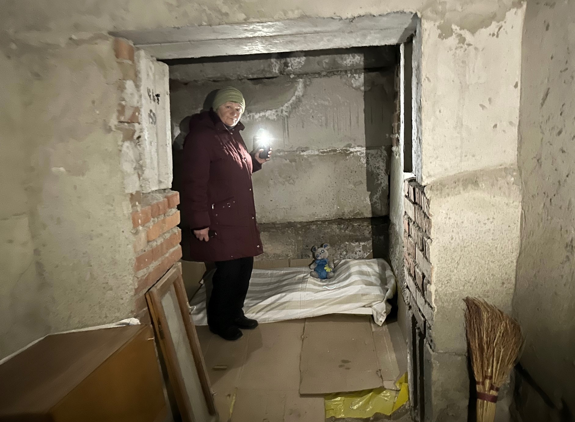 ハルキウの団地にある地下壕の写真