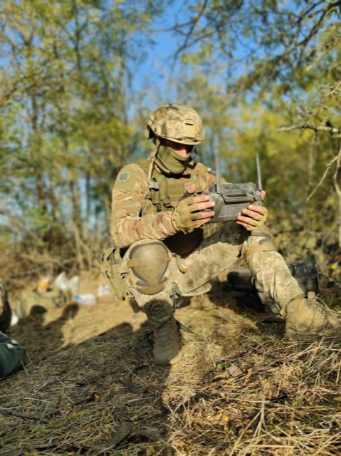 南部へルソンでドローンを操縦するウクライナ兵の写真
